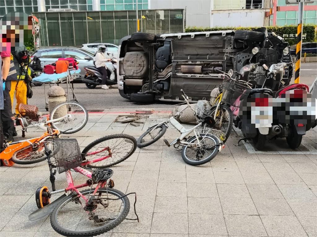 快新聞／水壺卡住煞車！轎車北市街頭失控翻車「四輪朝天」　路人嚇壞：以為又毒駕