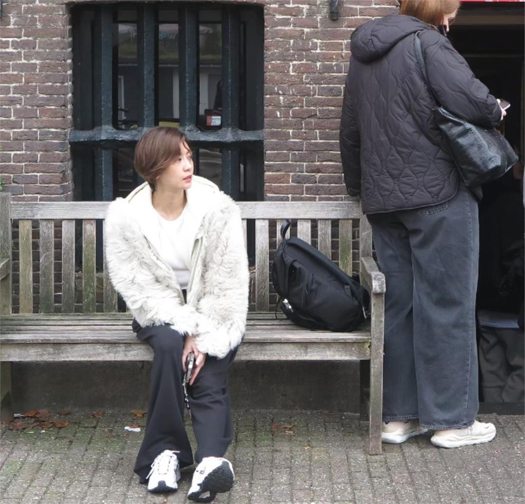 梧桐妹出賣賈靜雯「超鬆懈遊歐辣妹照」!驚人變化逼瘋網:媽媽同意嗎?