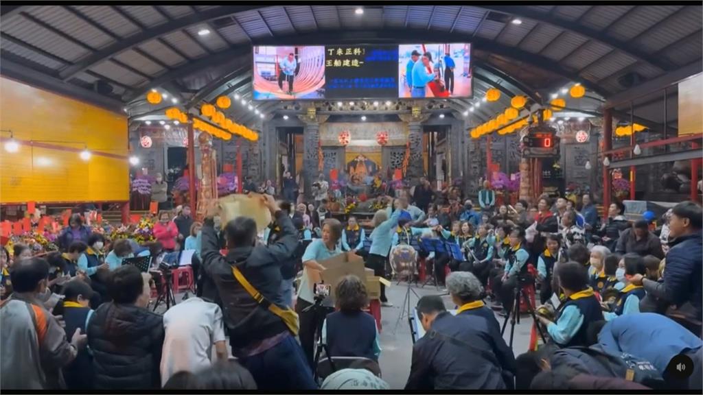 慶「溫王爺誕辰」廟埕撒平安糖　網笑稱：台版耶誕節