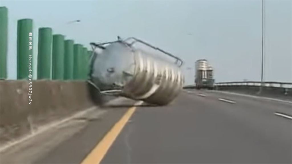 台88貨車掉落大水塔沿路滾　後車急煞仍被波及幸無傷