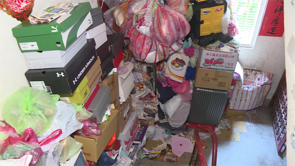 進出宛如老鼠鑽洞！　樓梯堆雜物進出就像障礙賽