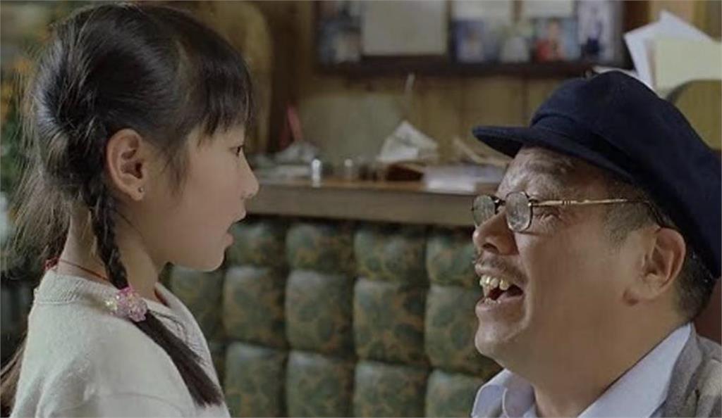 周星馳昔攬入懷「小芬女」結婚!婚紗照「這幕」藏回憶殺:小妹妹長大了