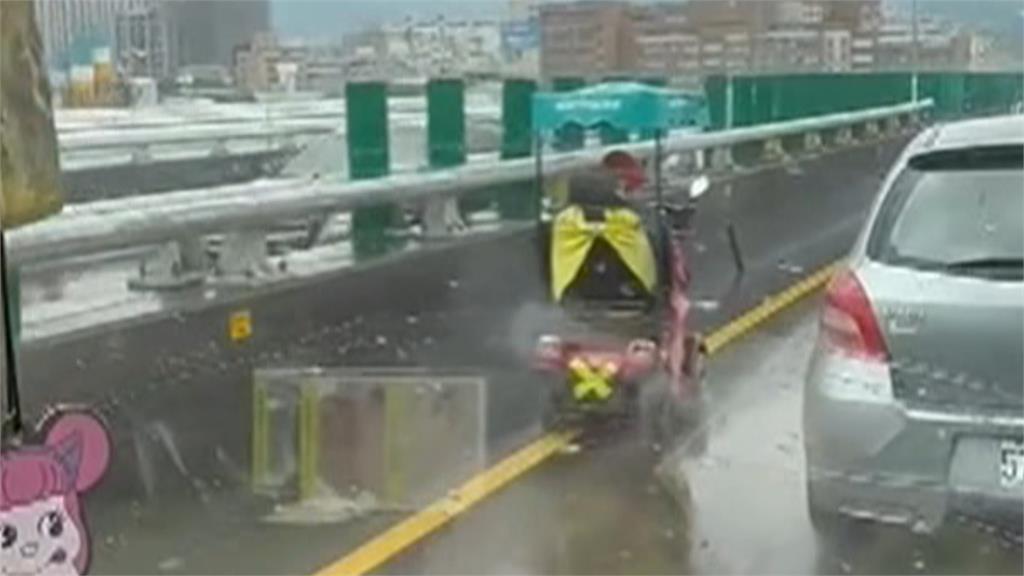 重陽橋又見「汽車誤闖機車引道」 騎士PO網「第一次遇到這種大聰明」