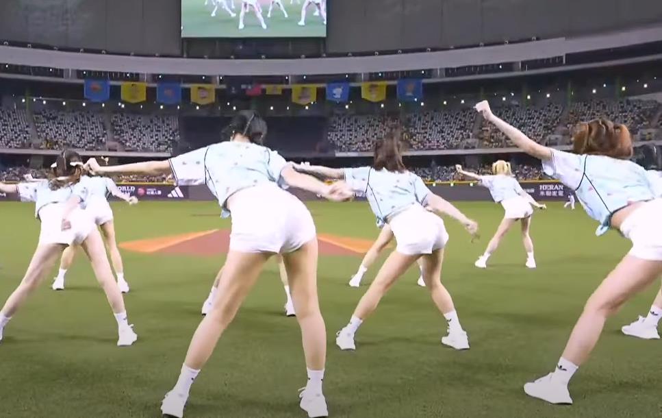 PS女孩「集體彎腰扭動」掀暴動!35歲峮峮突哽咽淚崩「爆退休規劃」