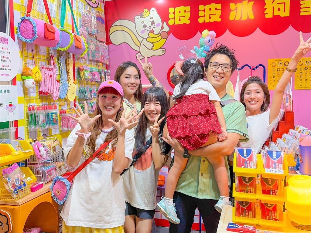 沈伯洋週日攜女兒逛文博會 插畫家嗨翻邀簽名留念