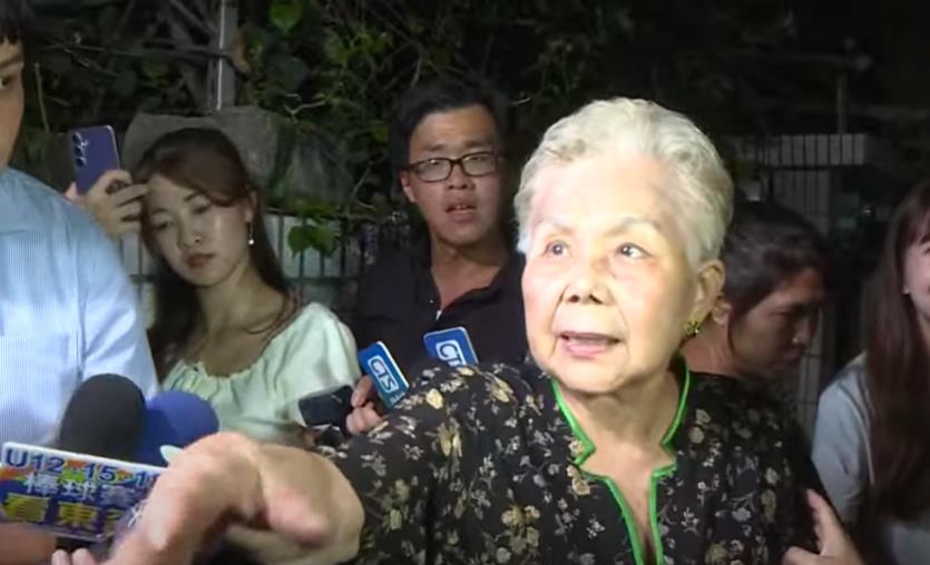 快新聞／柯文哲走出新竹老家！小草夾道簇擁　激動狂喊：阿北加油清清白白