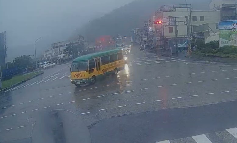 接地氣?花蓮路人「翻滾」過馬路 目擊駕駛傻眼喊:誇張