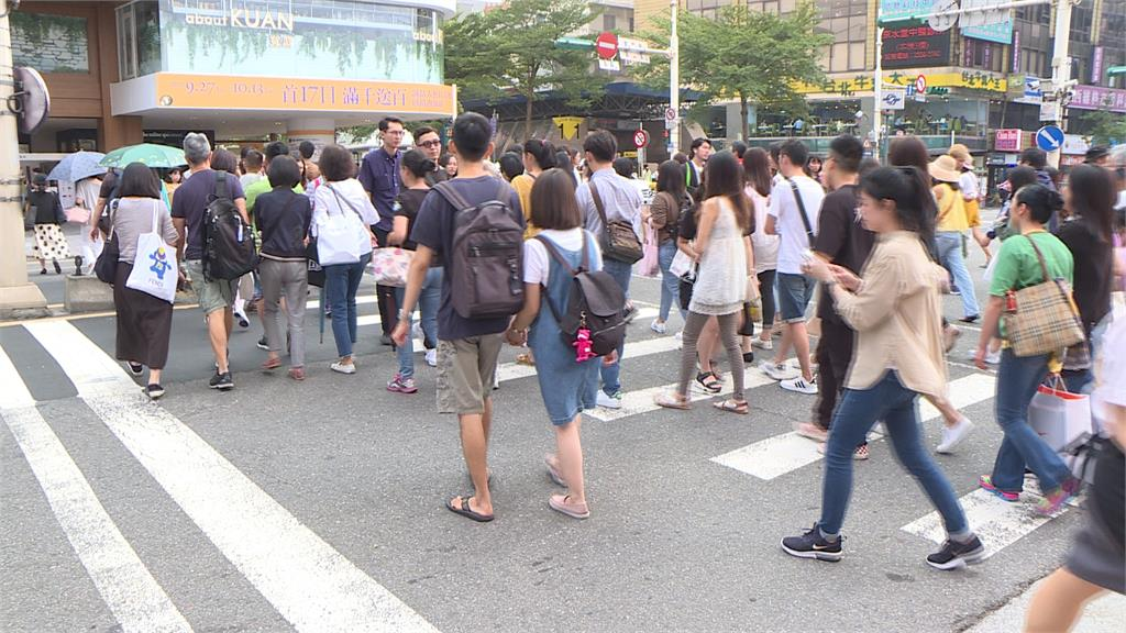 中山捷運站傳邪教?妹子被3韓女邀「手牽手圍一圈」下秒1動作超毛:要收驚