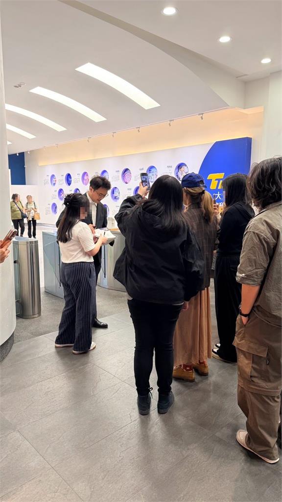 沈伯洋才錄完趙少康節目！「T台員工」秒湧上要合照簽名　網笑翻：造反啦
