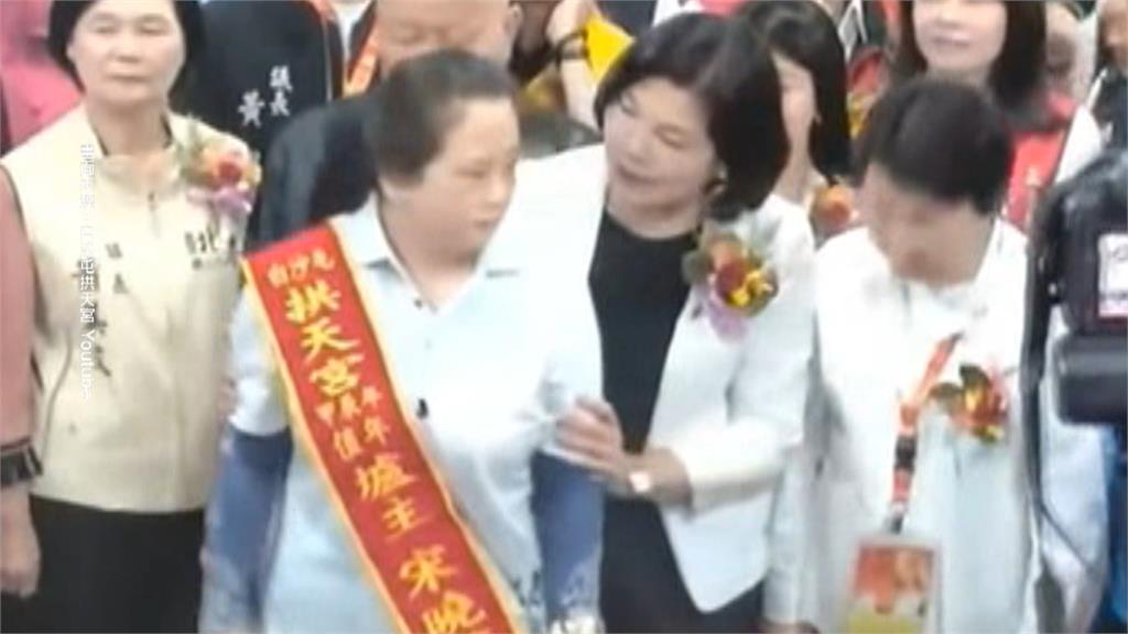 白沙屯媽祖進香啟程！　張麗善疑為搶鏡頭「動手移開爐主」