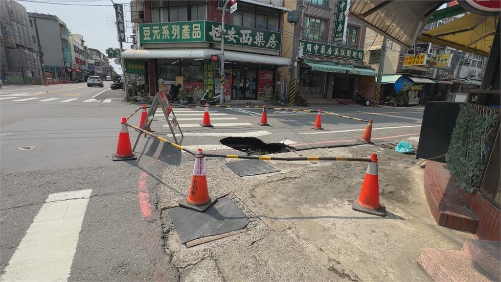 高雄梓官「路面塌陷」！　居民：其他路段也多次發生