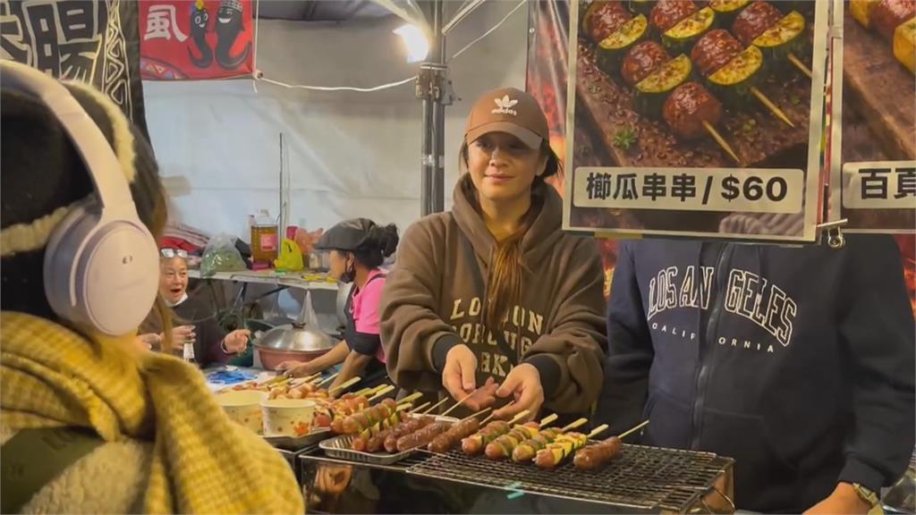 "超人力霸王"降臨高雄! 愛河周邊湧攤販.觀光人潮