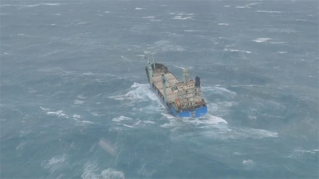巴拿馬籍貨輪突失動力　出動黑鷹救援14船員