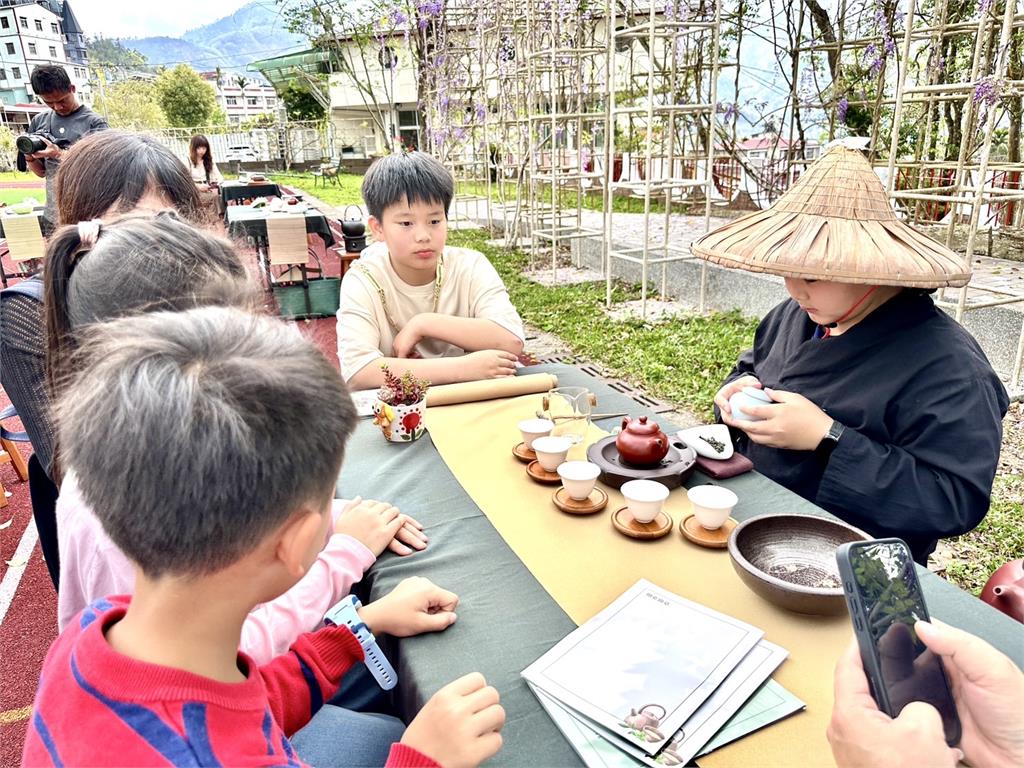 嘉義瑞里紫藤花季盛開 小小泡茶師、限量品茗杯深獲遊客喜愛