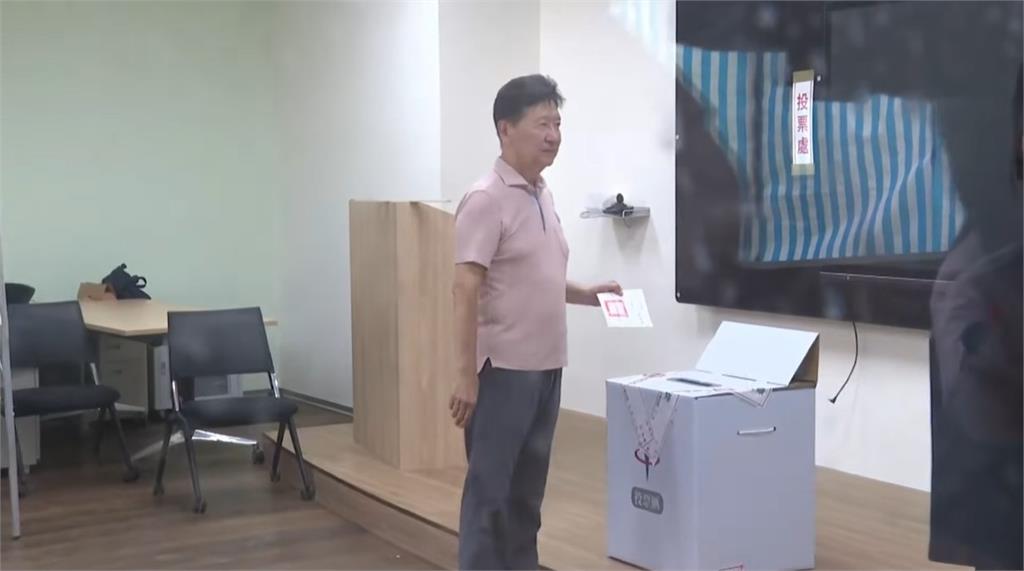 趙少康違規大亮票!賈永婕投票遭警告「別學」本人4字回應笑翻網