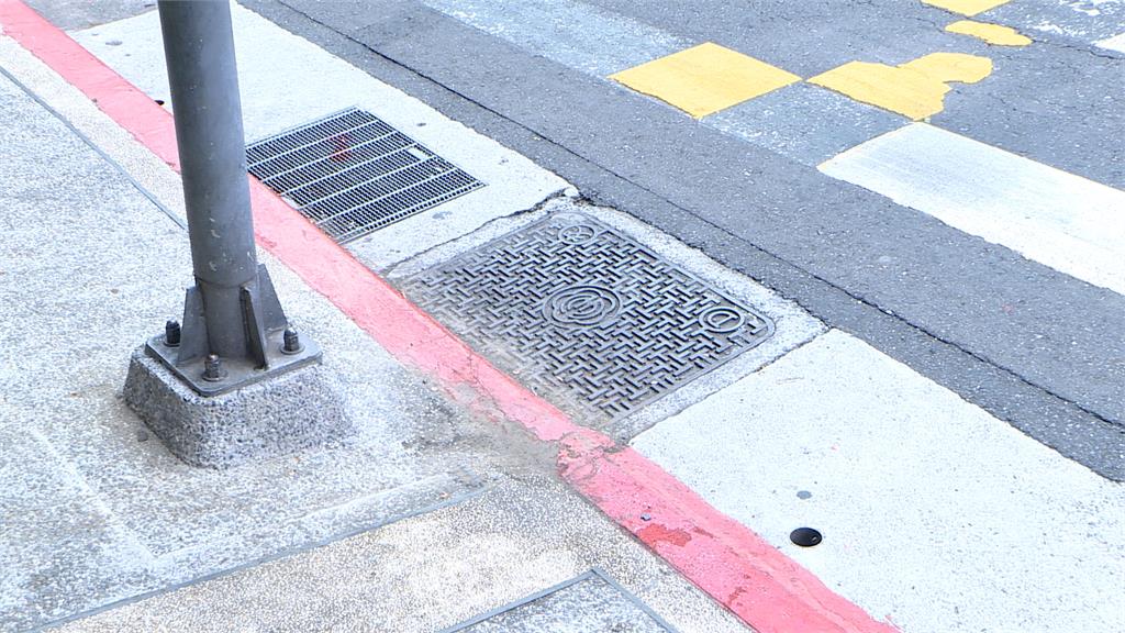 太冷血！阿伯腳軟跌倒癱坐　公車關車門「直接開走」