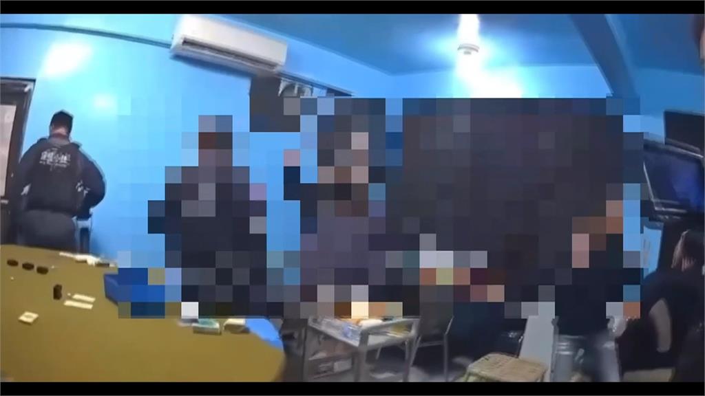 大膽狂徒！神明眼皮底下開賭場　警破門攻堅逮19人　查獲逾13萬現金