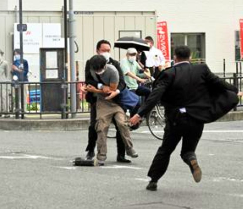 快新聞/持霰彈槍朝安倍晉三背後開2槍! 41歲嫌犯「山上徹也」被捕畫面曝