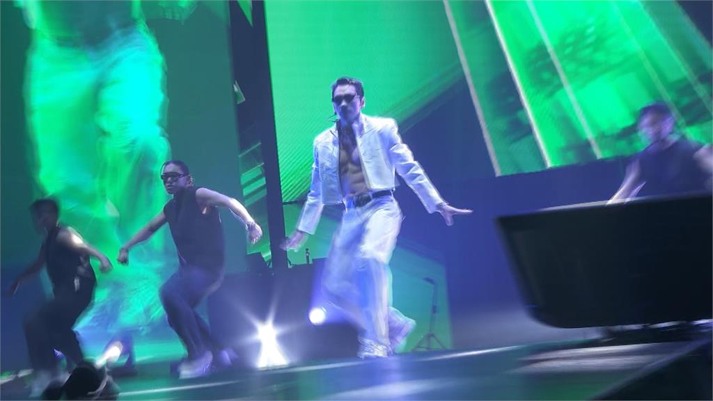 太炸裂！韓流天王Rain二度攻蛋　開場「半裸」大秀八塊肌