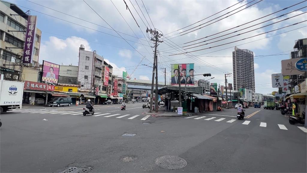 愛車停夜市旁慘遭機車包圍! 高雄女子怒報警、警到場開罰