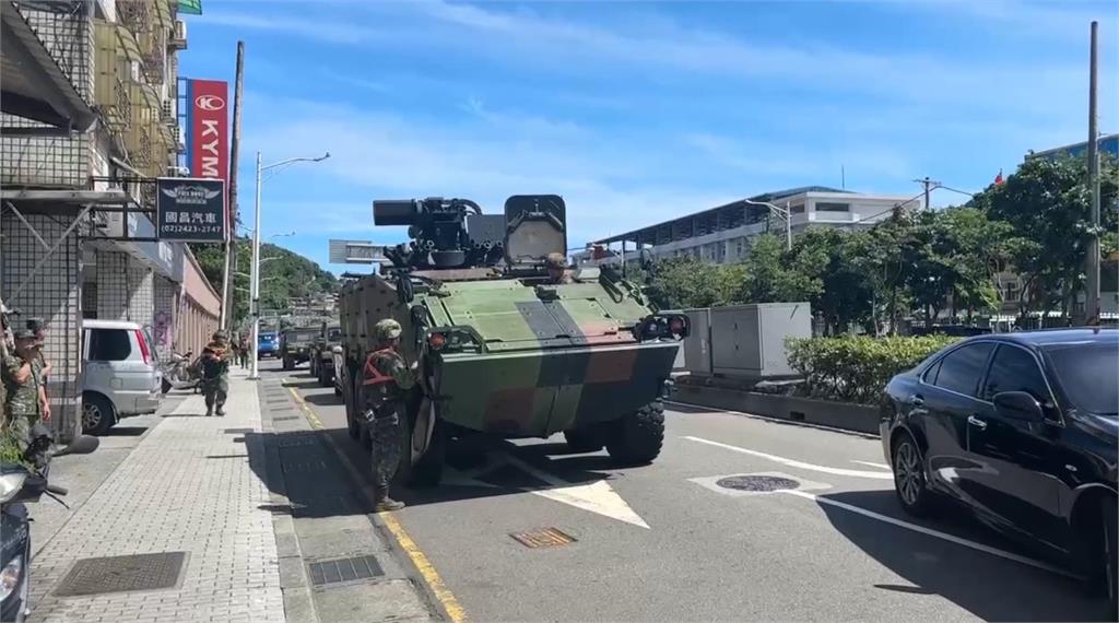 快新聞／畫面曝！基隆國軍雲豹甲車突拋錨　釀一線道堵車