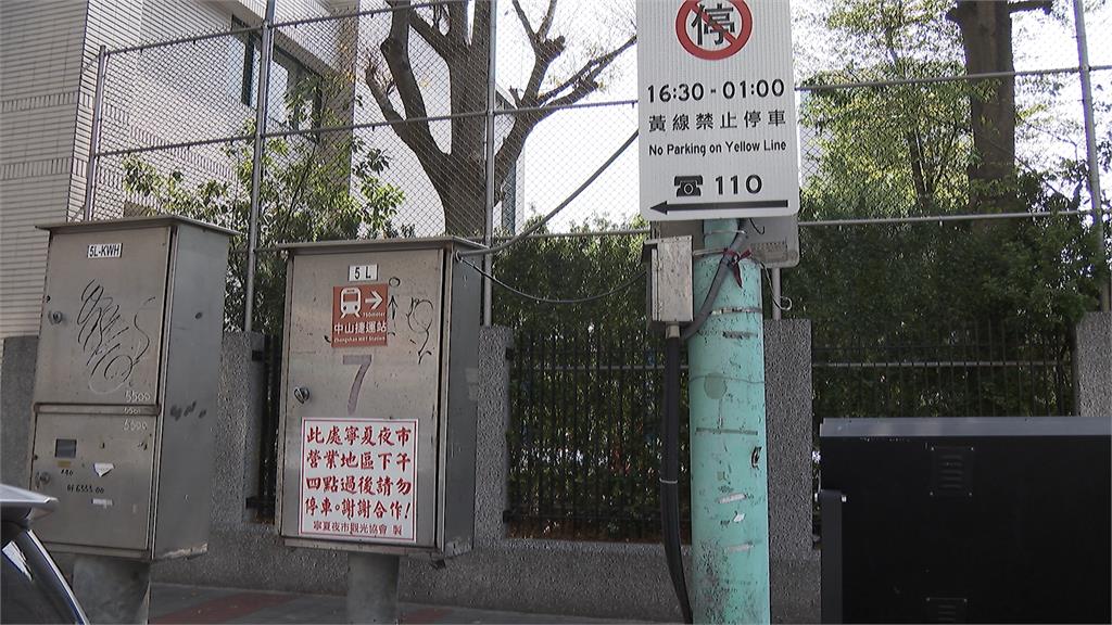 轎車寧夏夜市違停遭拖吊　逛街民眾笑：真實大型夾娃娃機