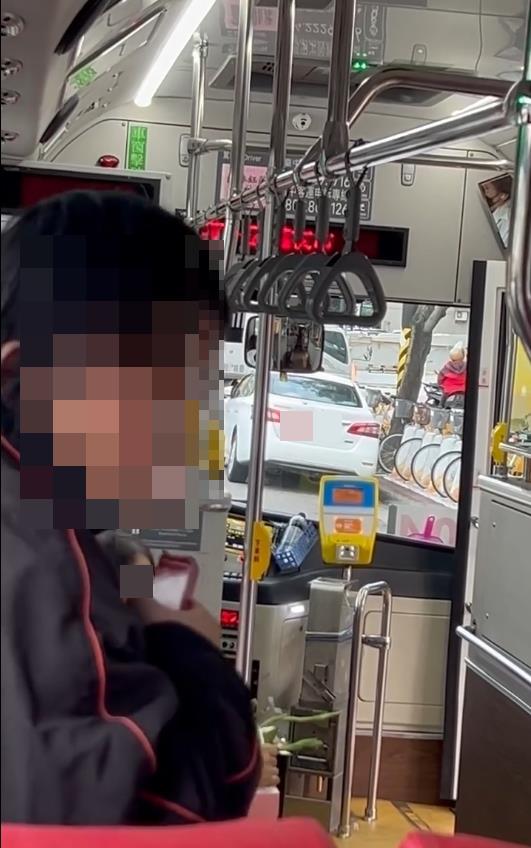 孩童疑誤按2次下車鈴!台中公車司機怒停車3分鐘 趕母女:不下車就不開