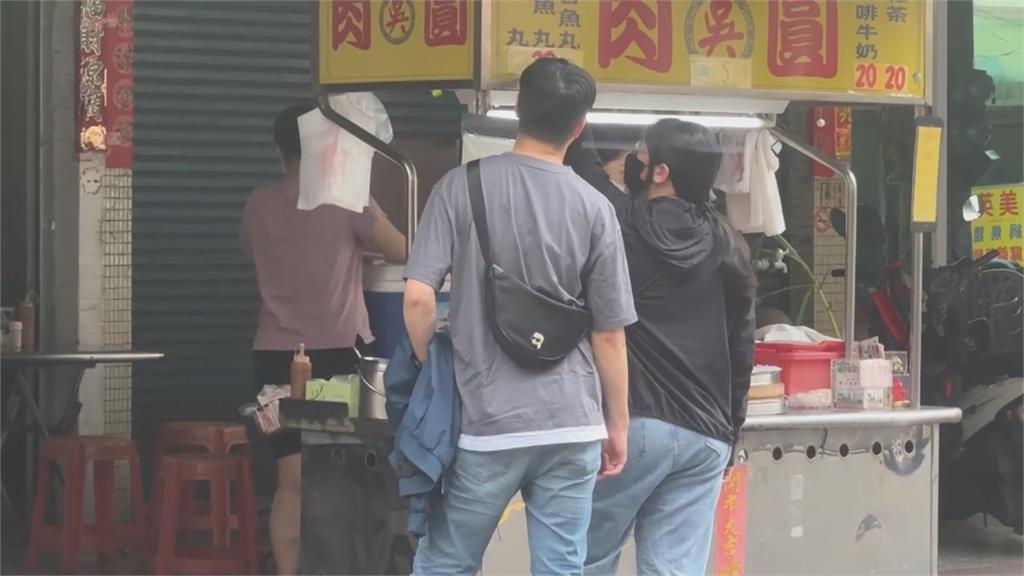 太好吃了！ 鳳山肉圓店人潮多 外帶民眾路邊違停也多