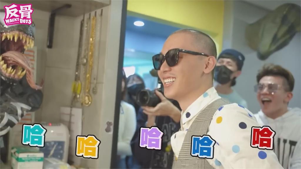 工作壓力太大!反骨老闆酷炫情緒激動淚崩 「剃光頭斬煩惱」網心疼