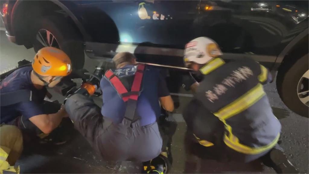 高雄嚴重車禍!男子不明原因倒臥慢車道 遭左轉車撞上送醫不治