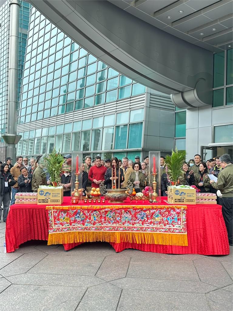 霍諾德開爬前「賈永婕端鳳梨拜拜」!他「滿臉問號」成另類全球迷因