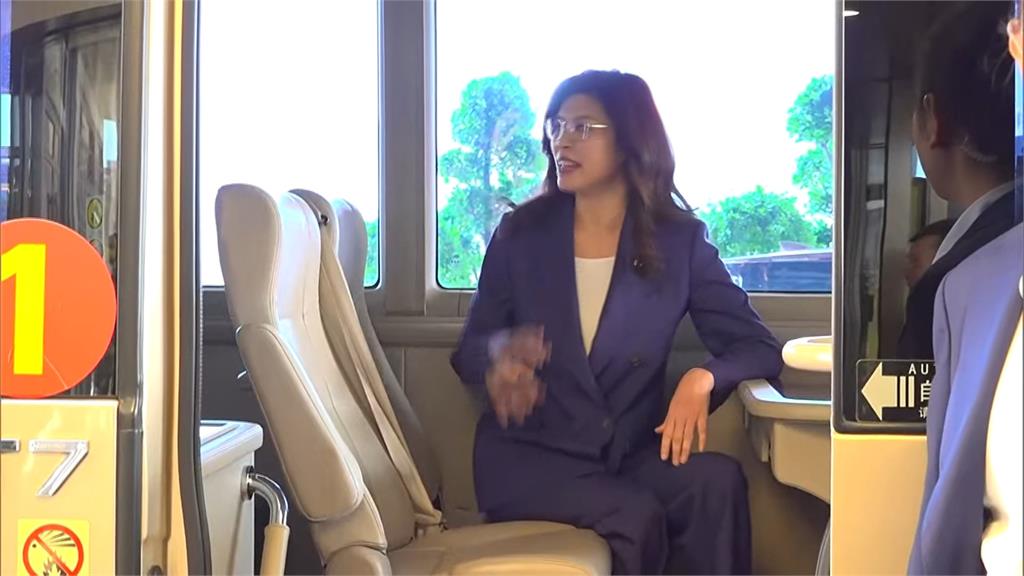 訪中行又被穿小鞋？　鄭麗文搭小巴赴鄭習會「車滿才出發」