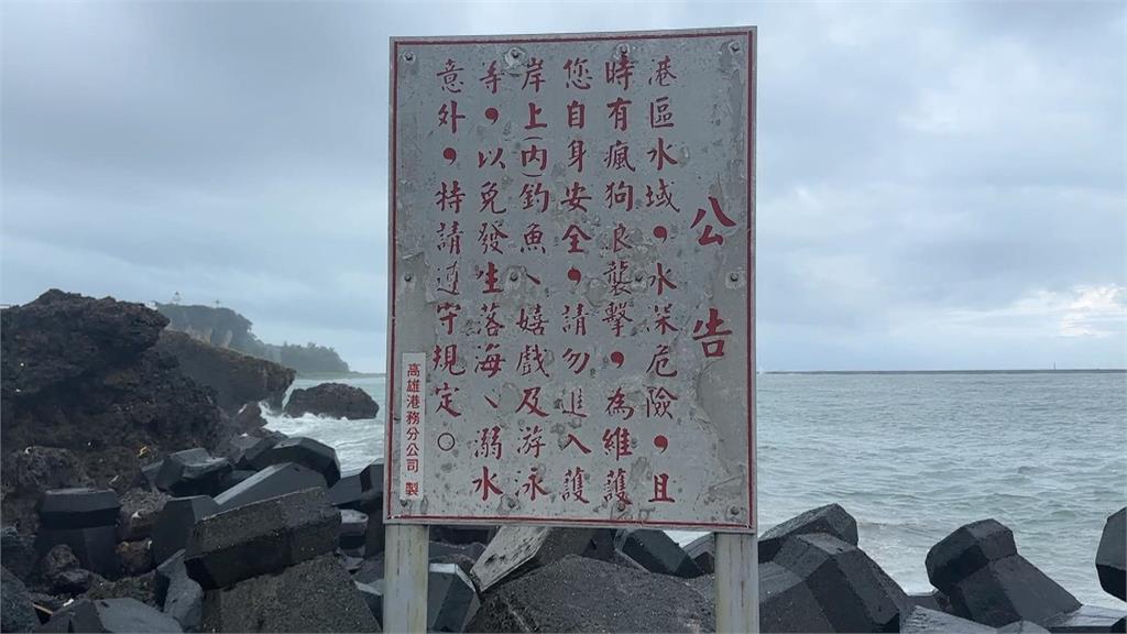 西子灣掀4米浪高　學生騎車行經遭襲　笑稱：被「海」扁