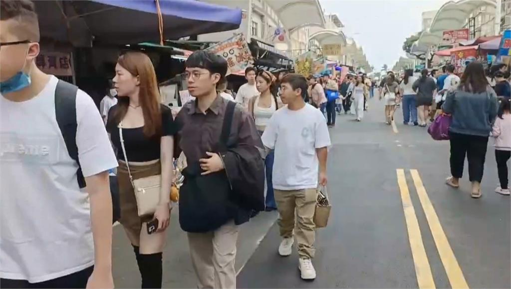 掃墓後逛旗津老街 鼓山渡輪站塞爆 至少等1小時