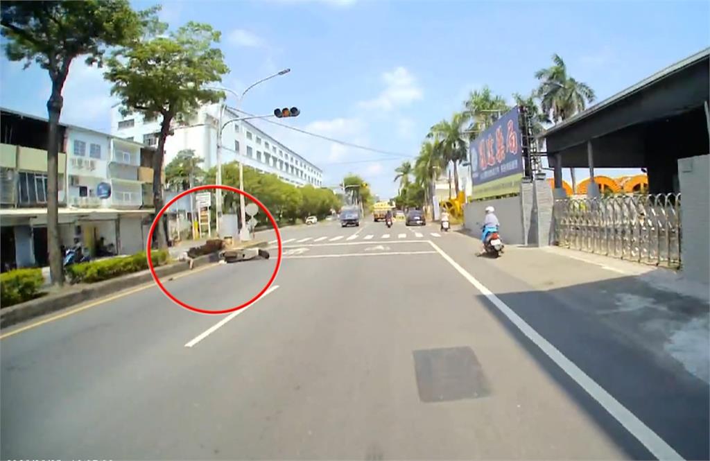 台南翁疑不適自撞分隔島 熱心公車司機停車救援
