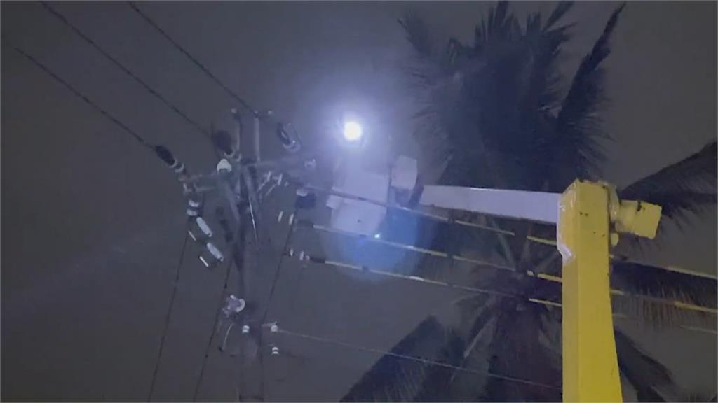 「杜蘇芮」夜襲！南高屏逾14萬戶停電　路樹連根拔起砸毀招牌