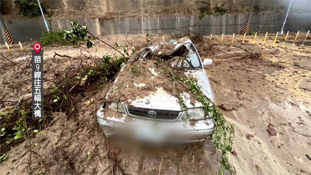 豪雨狂襲！苗9線土石崩落砸車　駕駛自行脫困就醫