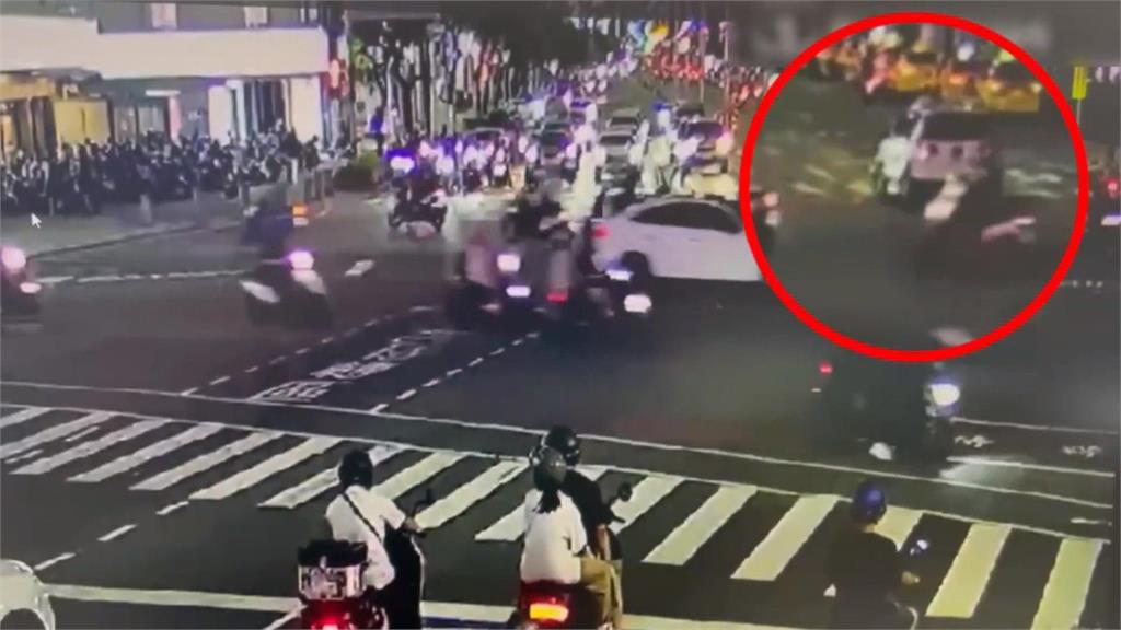 又見行人地獄!遭右轉車遭撞倒 行人跌坐在地幸僅擦挫傷