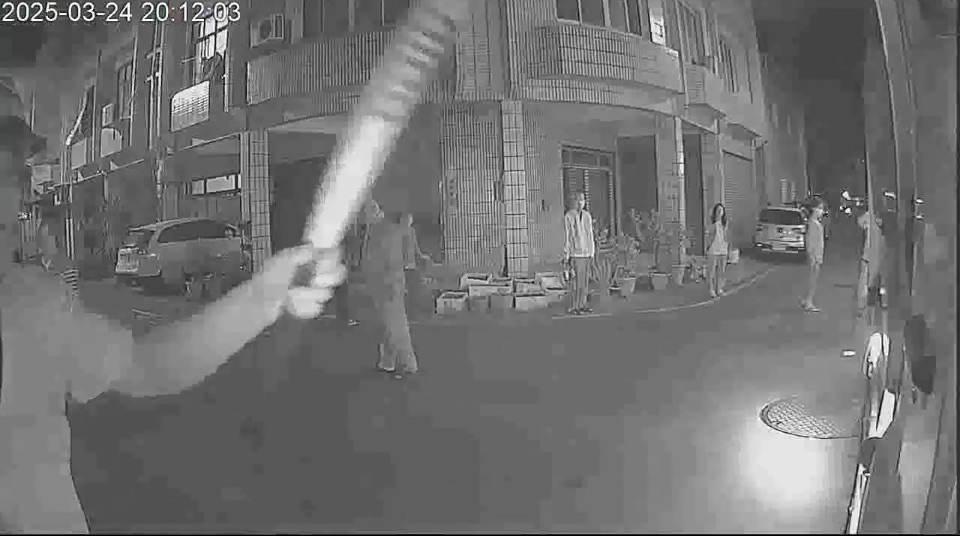 不滿垃圾車不等人 男子拿球棒追打垃圾車被提告