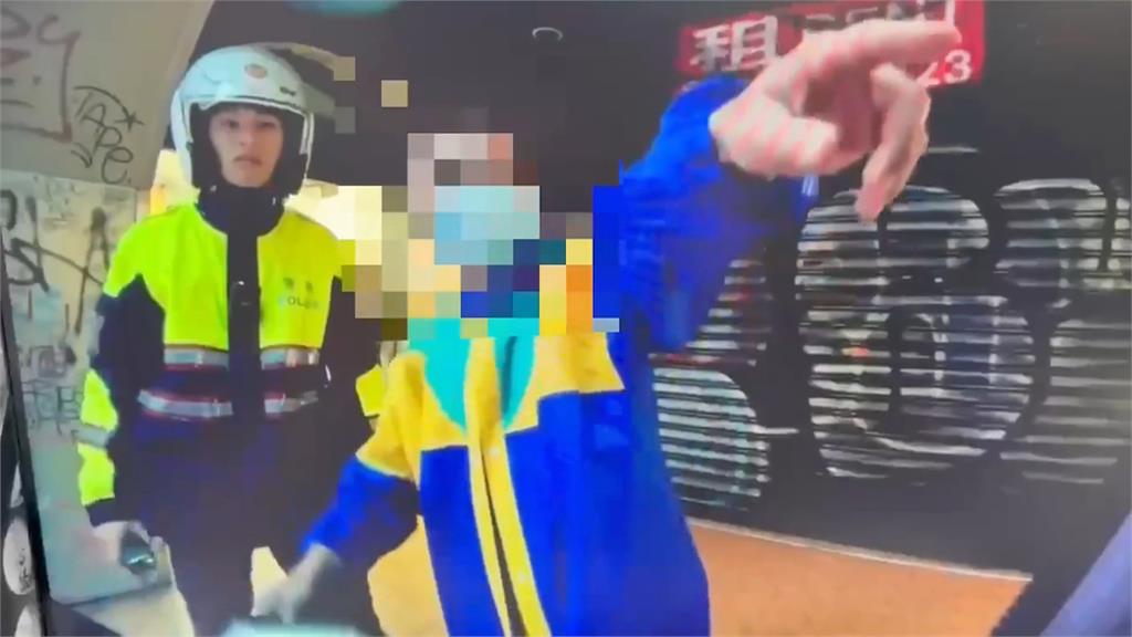 突變換車道害騎士摔車爆衝突　雙方雨中飆罵、揮拳