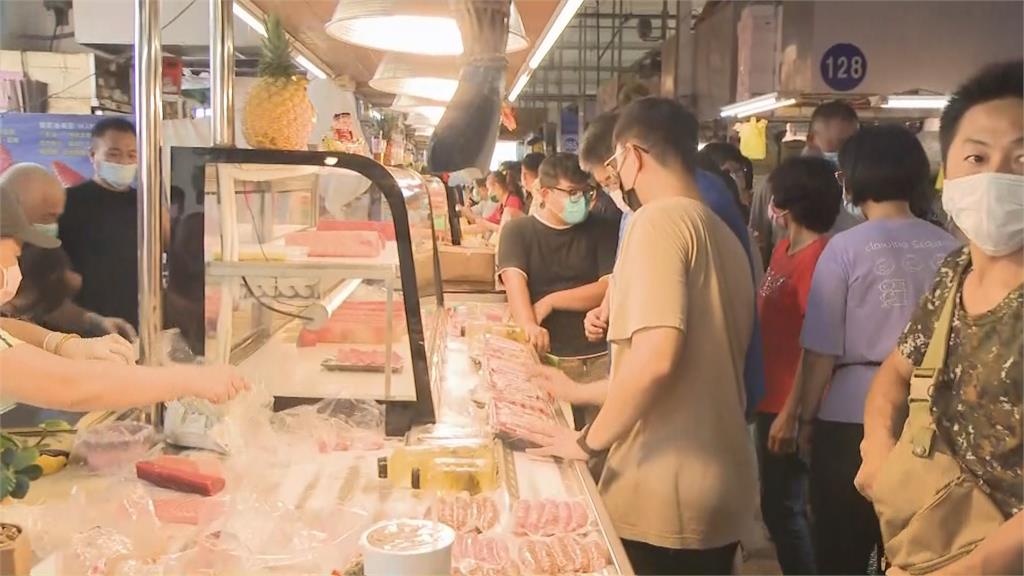 黑鮪魚價格砍半 民眾湧華僑市場大買生魚片