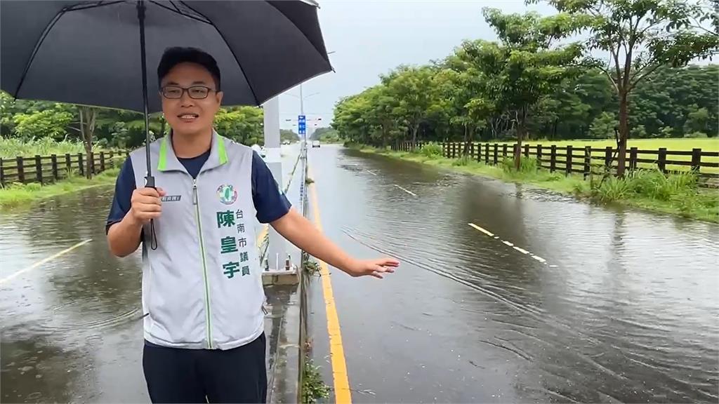 快新聞／用路人注意！台南龍崎擋土牆倒塌、歸仁區道路積水　綠議員到場關心