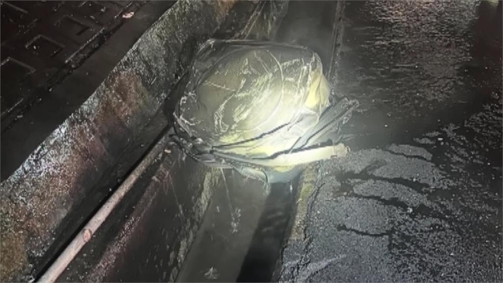 行動炸彈！　車自撞國道護欄　油箱噴飛炸火球