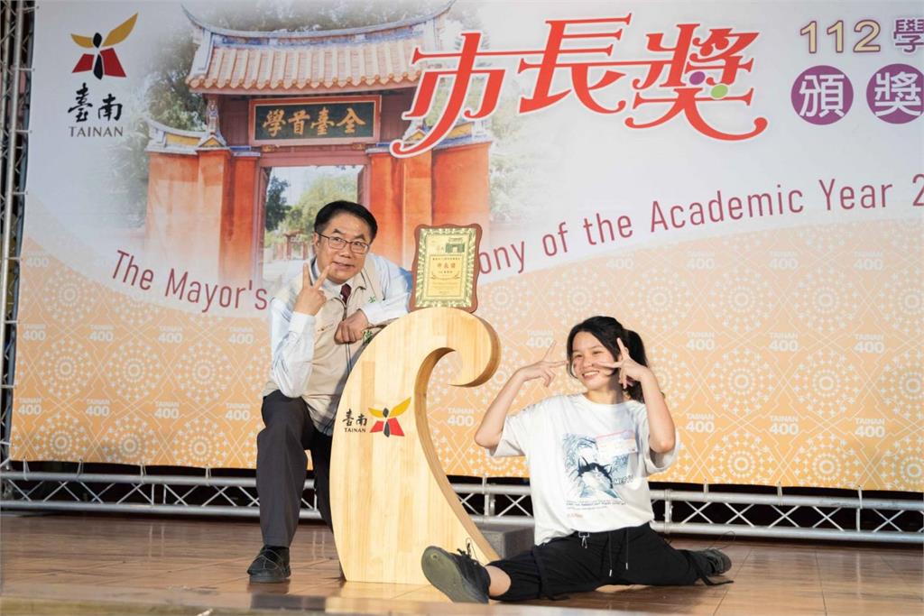 年度台南「市長陪你拍」登場 學子出招黃偉哲超配合