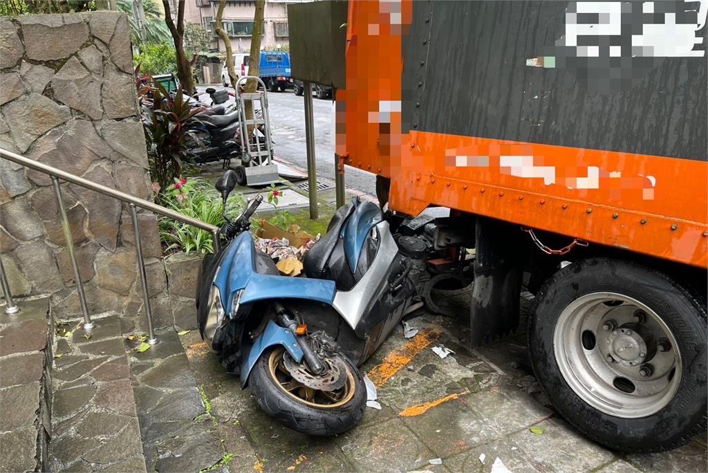 快新聞/險些沒命!北市1貨車停斜坡滑落 駕駛跳車跌倒遭輾過