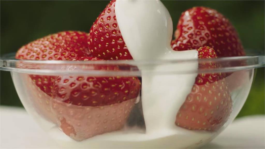 溫布頓週日休兵　詹家姊妹嚐傳統鮮奶油草莓 