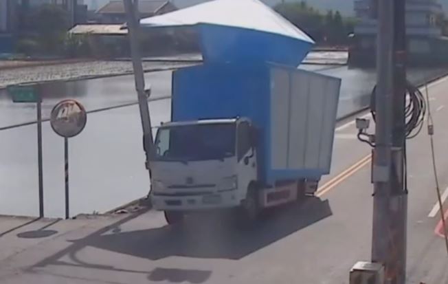 天雨路滑?車速過快? 曳引車自撞山壁 險墜20公尺深山谷