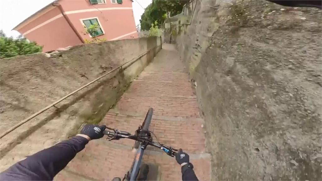 義大利極限單車城市速降賽　車手衝飛窄巷玩命關頭真實上演