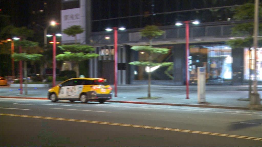 不滿搭小黃弄髒車遭索要清潔費　醉男失控大鬧踹凹車門