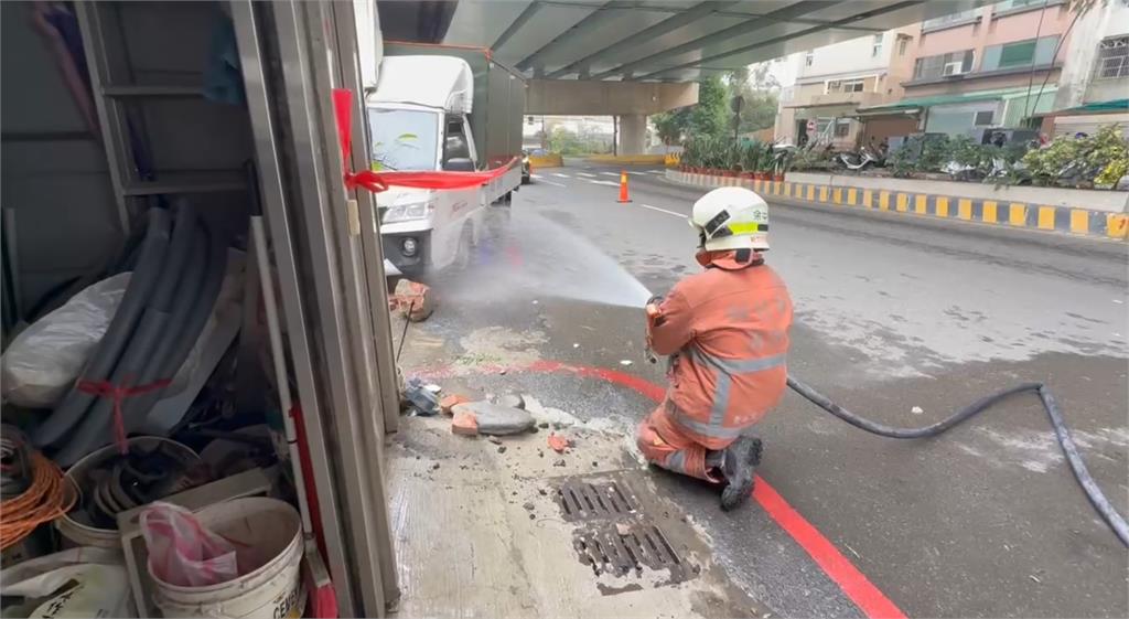 快新聞/開車恍神?新竹小貨車衝撞民宅 導致瓦斯外洩維修恐要20萬